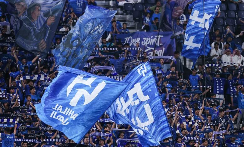 جماهير الهلال تشجع في دوري روشن السعودي